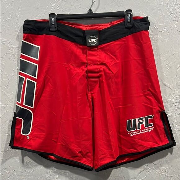 🔥🔥 UFC Ultimate Fighting Championship Red Training Shorts Men Sz 36 - PERFECT - Picture 1 of 13